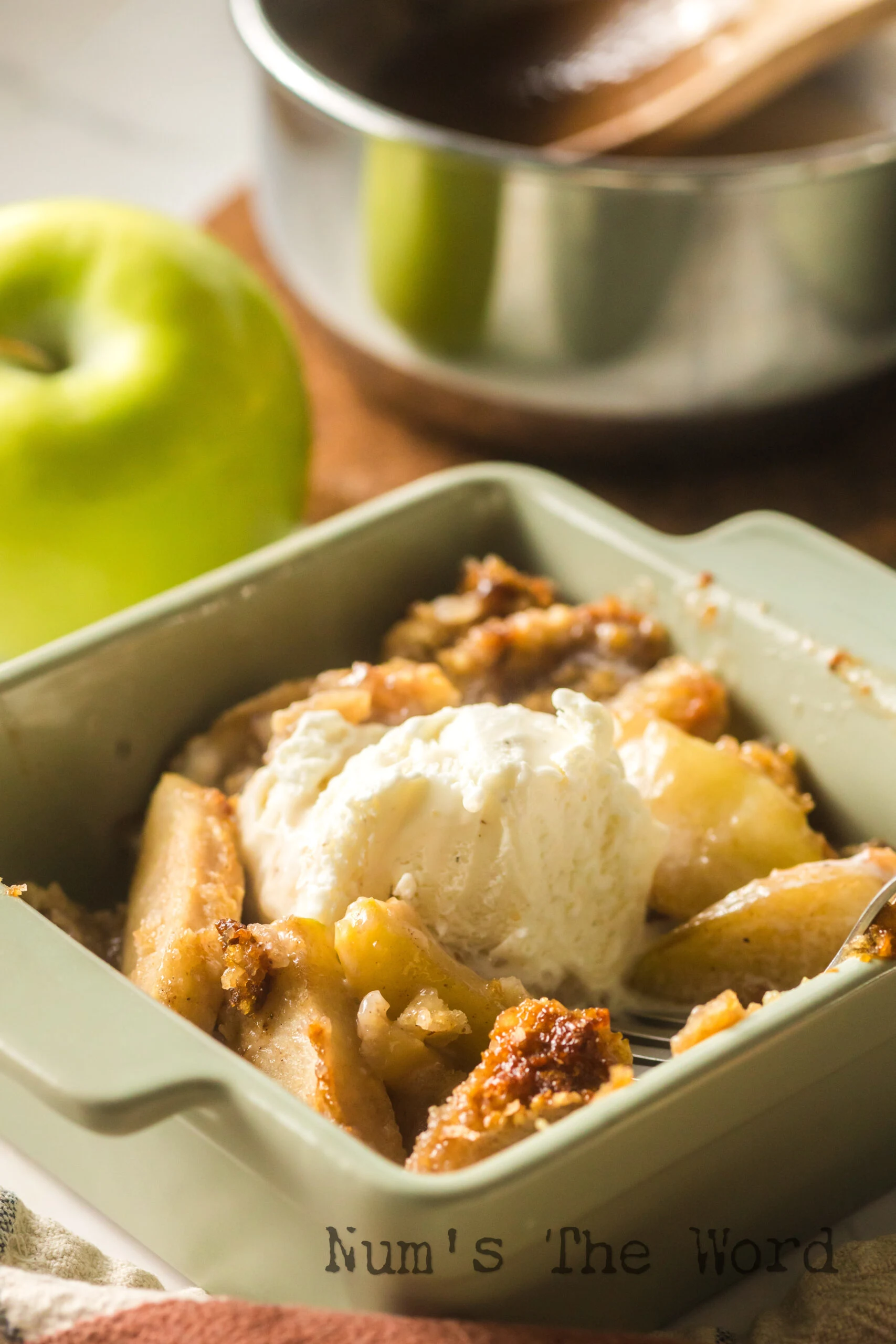 Warm apple cobbler cake with ice cream