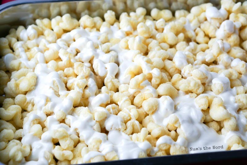 vit choklad Puffcorn - vit choklad drizzled över puffcorn