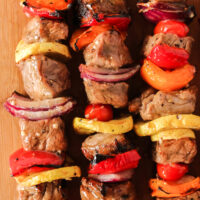 zoomed in image of steak kabobs