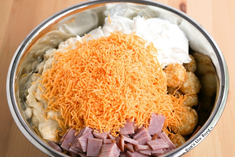 Ham Tater Tot Breakfast Casserole - Large Bowl ze wszystkimi składnikami oprócz parmezanu w misce