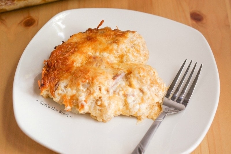 Ham Tater Tot Breakfast Casserole - opgediend op een bord met vork