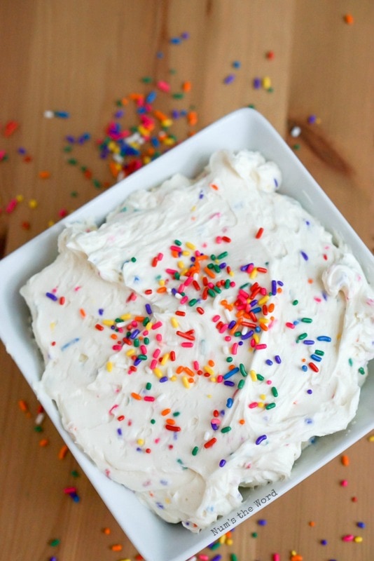 Funfetti Buttercream Frosting - glazură într-un castron acoperit cu stropi deasupra