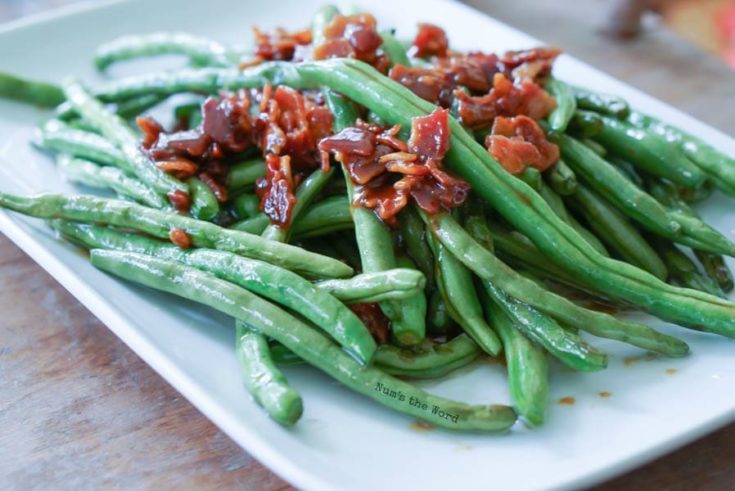 zoomed out view of cooked green beans on plate