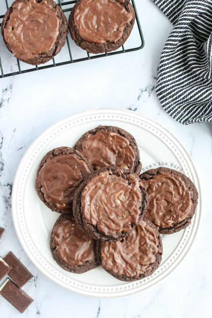 6 cookies on a plate, ready to be eaten.