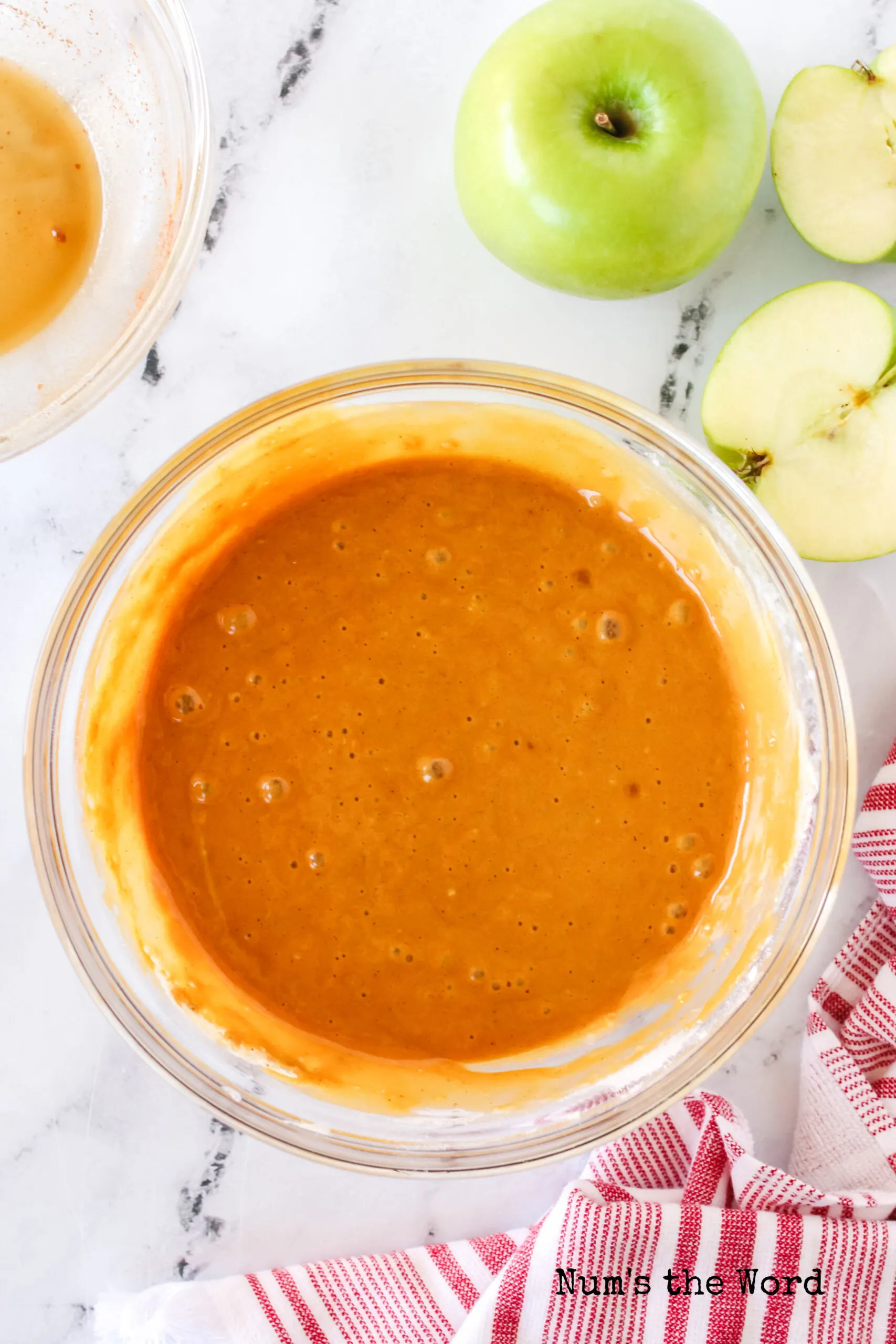 gingerbread cake mix blended and ready to be poured over apples