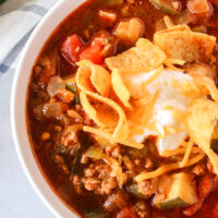 zoomed in image of chili with toppings