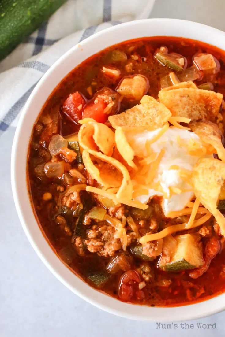 zoomed in image of chili with toppings