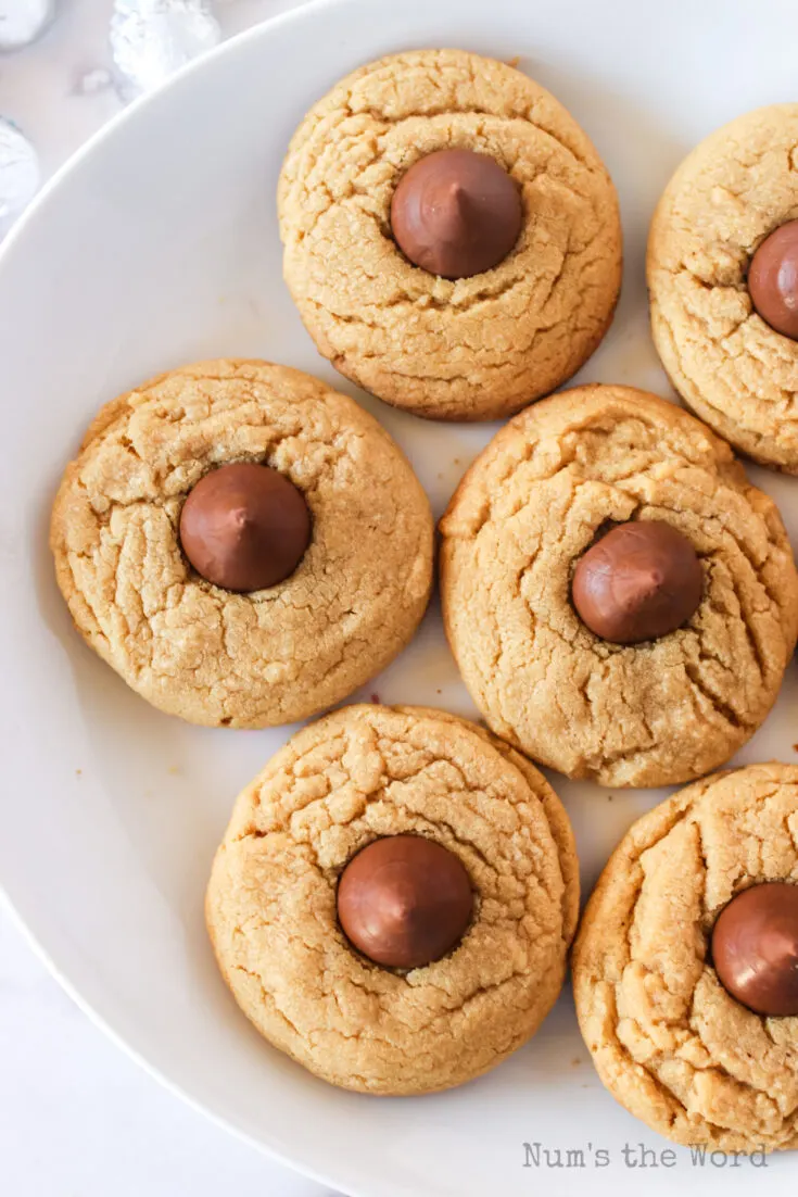 zoomed in image of cookies on a plate