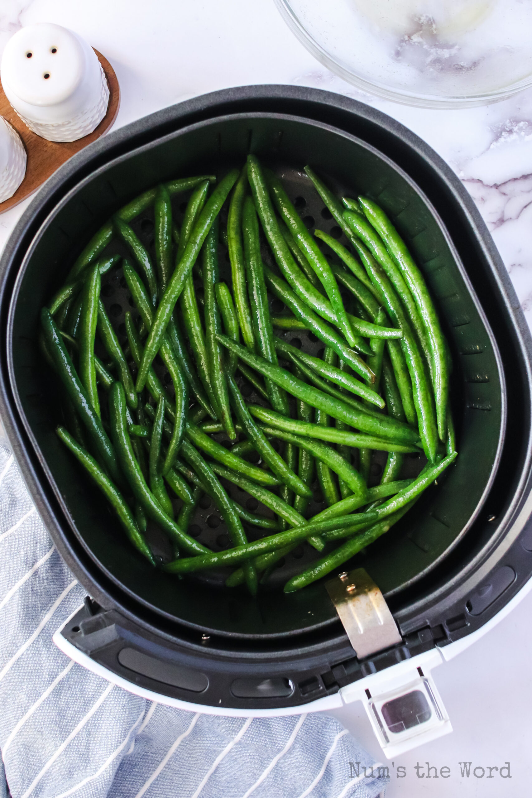 fresh green beans in air fryer basket