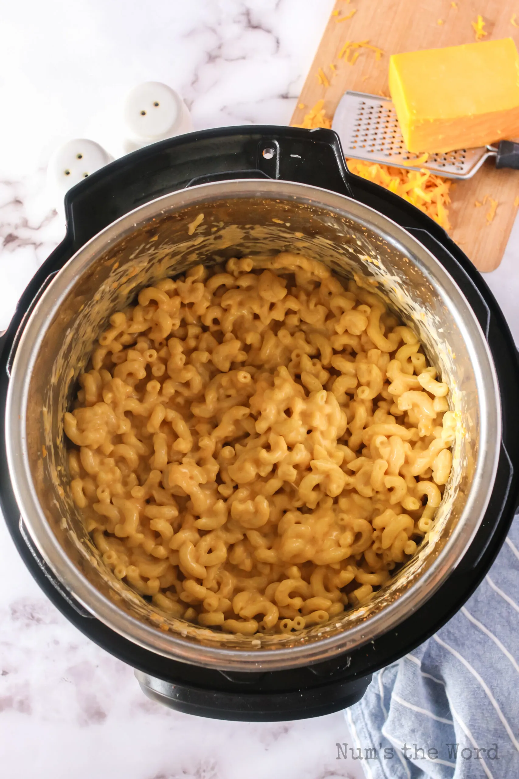 macaroni and cheese in instant pot ready to serve