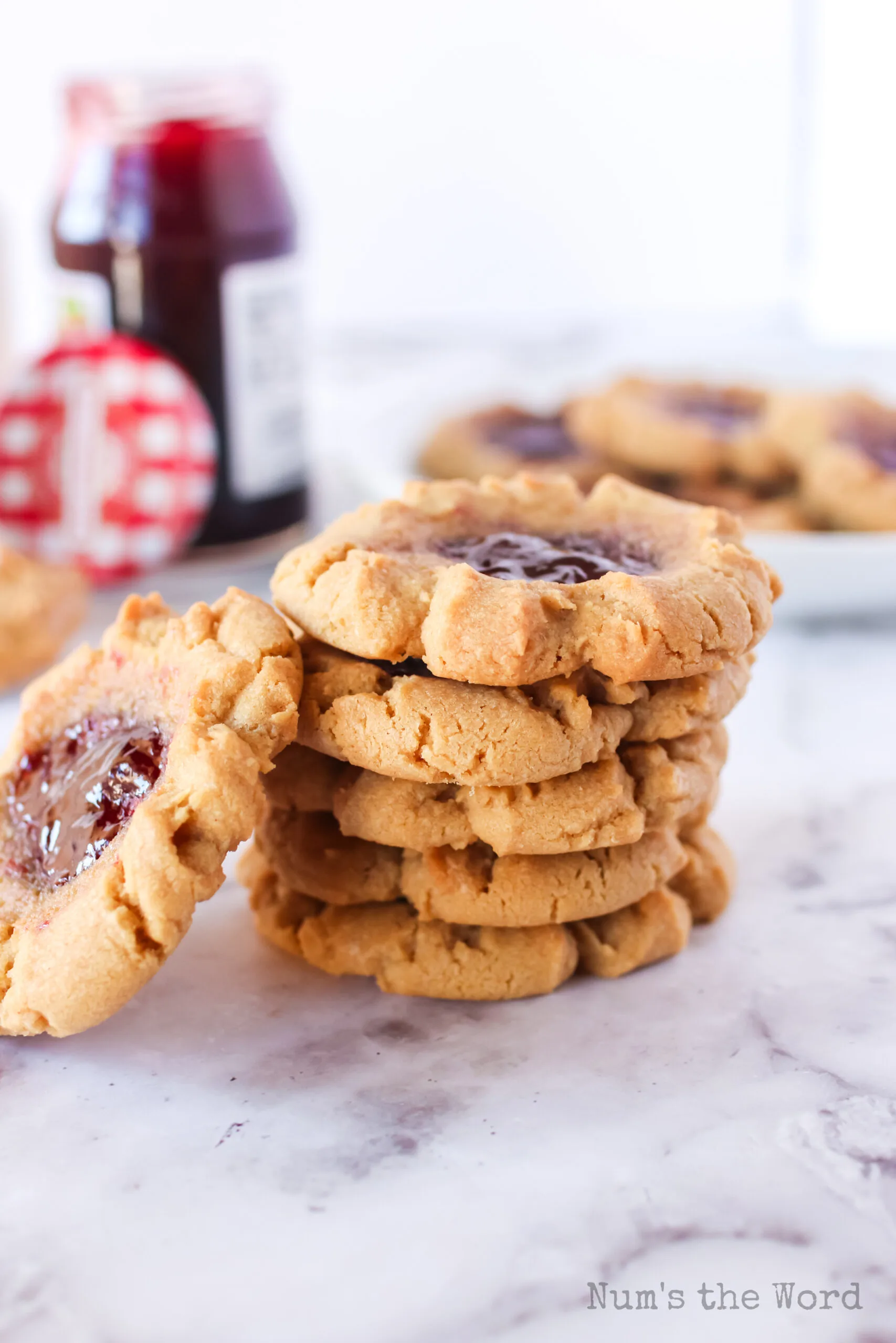 5 cookies stacked up on top of each other with 1 leaning against the pile.